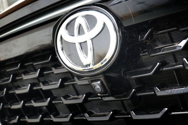 Toyota batasi produksi hingga akhir pekan imbas gangguan produksi